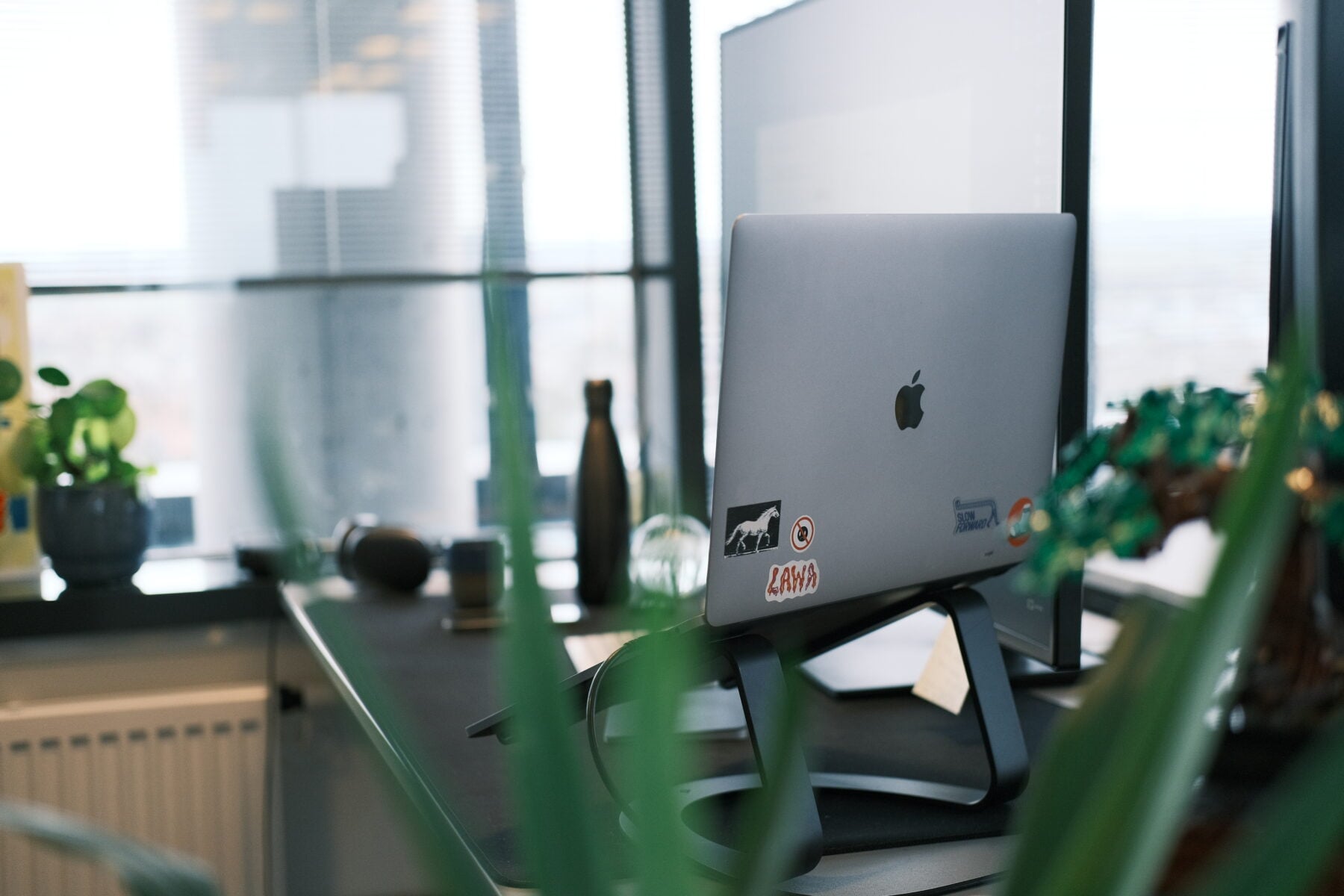 Bilde av ein datamaskin på eit kontor